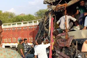 महाराष्ट्र के नासिक में बस, ट्रक की टक्कर में 4 लोगों की मौत, अन्य 20 घायल