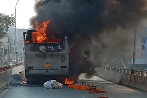 आंध्र प्रदेश के कोव्वूरु में फ्लाईओवर पर निजी बस में लगी आग, 10 लोग बाल-बाल बचे