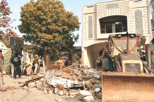 सरकारी भूमि पर बने हिस्ट्रीशीटर के मकान पर चला बुलडोजर, जानें पूरा मामला 