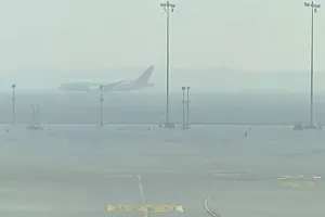 Delhi-NCR में घने कोहरे और प्रदूषण की दोहरी मार, AQI 'खराब', आईजीआई हवाईअड्डे पर उड़ान में देरी
