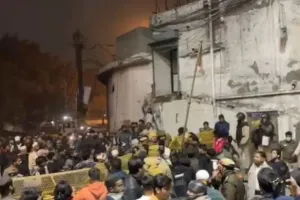 तुर्कमान गेट हिंसा: दिल्ली में अतिक्रमण हटाओ अभियान के दौरान भड़की हिंसा, पांच पुलिसकर्मी घायल, कई लोगों पर केस दर्ज 