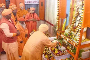 सीएम योगी आदित्यनाथ ने गुरु गोरखनाथ को अर्पित की आस्था की खिचड़ी, नागरिकों के सुखमय-समृद्धमय जीवन की प्रार्थना की