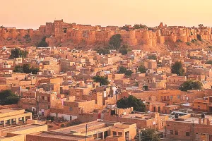 मरु मेला शोभायात्रा में आकर्षक का केंद्र बनी राजशाही पगड़ी : सात समंदर पार से आए विदेशी, अचलदास डांगरा को बंदील में देख अभिभूत