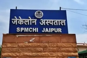 रेफरेंस की फाइल में उलझा इलाज : झुलसी बच्ची पांच दिन से डॉक्टर के इंतजार मे, परिजन इलाज के अभाव में परेशान 