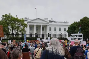 अमेरिका: न्यूयॉर्क में ट्रंप प्रशासन के खिलाफ भारी प्रदर्शन, सड़कों पर उतरे हजारों लोग