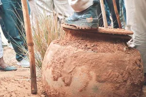 चारागाह भूमि की खुदाई के दौरान मिला सिल्वर का देग