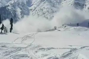 फ्रांस में हिमस्खलन में दो स्कीयरों की मौत, बचाव राहत कार्य जारी