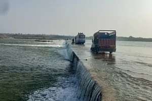 चंबल नदी उफान पर: पालीघाट पर 22 सेमी बढ़ा जलस्तर, झरेल बालाजी पुलिया पर आधा फीट पानी, राहगीर जान जोखिम में डालकर कर रहे आवागमन।