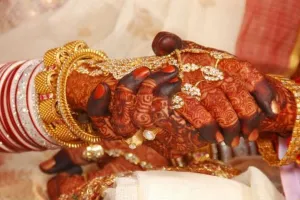 अनोखी शादी: रस्मों की जगह दूल्हा-दुल्हन ने एक-दूसरे को भेंट की ' भारतीय संविधान' की प्रति, जानें पूरा मामला