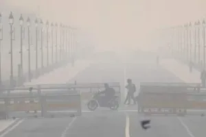 दिल्ली में ठंड का कहर जारी, कोहरे से आज भी कई उड़ानें बाधित, एक्यूआई सबसे खराब श्रेणी में