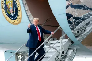 आखिर क्यों डोनाल्ड ट्रंप के प्लेन को हवा में उड़ते ही लेना पड़ा यूटर्न? सामने आई हैरान करने वाली वजह