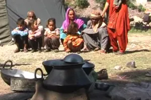  मुआवजे का इंतजार अब भी बरकरार,  ठंड में ठिठुर रहे बाढ़ पीड़ित 