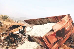 ट्रेलर-पिकअप की भिड़ंत में दोनों वाहन चालकों की मौत : चालक जिंदा जला, हाईवे पर यातायात प्रभावित