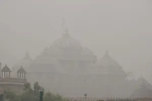 दिल्ली में 267 के साथ खराब श्रेणी में पहुंचा एक्यूआई : सुबह धुंध की दिखी परत, सेहत को लेकर बढ़ी चिंता