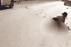 बेकाबू ट्रेलर ने महिला पर्यटक को कुचला : सड़क पर 50 मीटर तक बिखरे शरीर के अवशेषों से लिपटकर फफकती रही बेटी