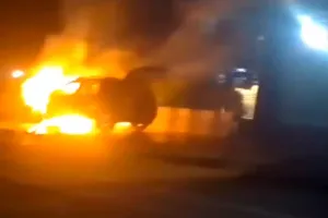 चलती सीएनजी कार में लगी आग, लोगों ने कूदकर बचाई जान