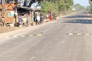 लबानिया चौराहे पर लगातार हो रहे हादसों से आक्रोश,स्पीड ब्रेकर लगवाने की मांग 