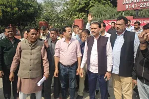 आक्रोशित राज्य कर्मचारियों ने बजट प्रतियों की जलाई होली, सरकार के खिलाफ जमकर नारेबाजी 