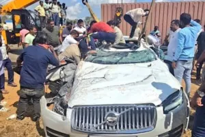 क्या हुआ: ट्रेलर कार में टक्कर, कार चालक को आई नींद की झपकी और छिन गई पांच लोगों की जिंदगी