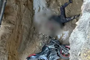 दिल्ली में भीषण सड़क हादसा: गड्ढे में बाइक गिरने से शख्स की मौत, सिस्टम की लापरवाही आई सामने