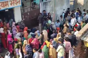 'हम सुसाइड कर रहे हैं...',मथुरा में एक ही परिवार के पांच लोगों ने दूध में जहर मिलाकर खाया, दंपति सहित तीन बच्चों की मौत