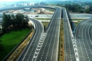 एनएचएआई की लापरवाही से दिल्ली- मुंबई एक्सप्रेस-वे पर भ्रमित हो रहे वाहन चालक