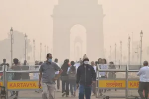 दिल्ली पर कोहरे और प्रदूषण की दोहरी मार, मुंबई में भी सुबह धुंधली, मौसम विभाग ने जारी किया येलो अलर्ट