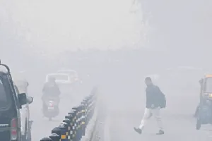 Delhi-NCR में घने कोहरे से सुबह के समय यातायात प्रभावित: ट्रेनों एवं उड़ानों में देरी, AQI खराब श्रेणी में पहुंचा