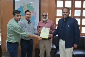 राजा पार्क निवासी राजेश नागपाल को मिला पट्टा : अतिरिक्त आयुक्त नरेंद्र कुमार बंसल, उपायुक्त अशोक कुमार एवं श्यामलाल जांगिड़ ने प्रदान किया पट्टा