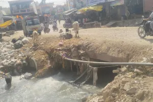 मुख्य ड्रेन की क्षतिग्रस्त पुलिया छह माह से अधूरी, हादसे का खतरा