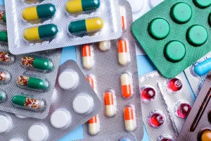 एसएमएस सहित अन्य सरकारी अस्पतालों में निशुल्क दवाओं का टोटा, मरीज परेशान ; खांसी-बुखार तक की दवाएं सप्लाई में शॉर्ट 