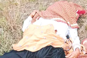 बकरियां चराने गई महिला की गला रेतकर हत्या, पैर काटकर 2.5 किलो चांदी के कडे़ ले गए बदमाश