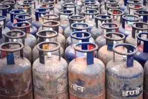 कॉमर्शियल गैस सिलेंडर फिर महंगा : 49.50 रुपये बढ़े दाम, रेस्टोरेंट और अन्य व्यवसायों पर असर 