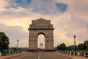 दिल्ली में हवा में सुधार: धीरे-धीरे बढ़ रहा तापमान, हल्की बारिश के आसार, वायु गुणवत्ता खराब बनी रही