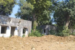 सर्वेन्ट क्वार्टर्स खाली, कंटकों ने आबाद कर डाला