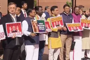 भारत-अमेरिका व्यापार समझौते के विरोध में विपक्ष का संसद भवन में विरोध प्रदर्शन, किसानों के हितों को नजरअंदाज करने का लगाया आरोप