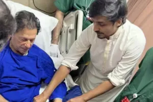 स्वास्थ्य चिंताओं के बीच पाकिस्तानी पूर्व पीएम इमरान खान अस्पताल में भर्ती, वसीम अकरम, वकार यूनिस सहित ये क्रिकेटर आए सपोर्ट में