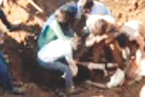 खेत में पाइप लाइन बिछाते मिट्टी धंसी : दो चचेरे भाइयों की मौत, दो सगे भाई गंभीर रूप से घायल