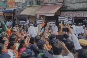 भाजपा महिला मोर्चा ने पीसीसी मुख्यालय के बाहर किया प्रदर्शन, जानें पूरा मामला 