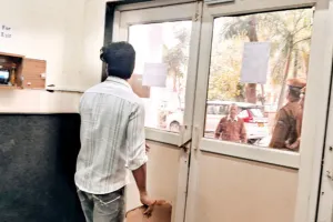 बायो मेट्रिक मशीन में चेहरा दिखाने पर ही खुलेगा दरवाजा, बाहर से आने वाले लोगों पर होगा नियंत्रण