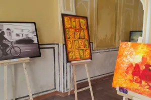 हवा महल में रंगों और कैमरे का संगम, पेंटिंग एवं फोटोग्राफी प्रदर्शनी ने जयपुर में बिखेरी कला की छटा