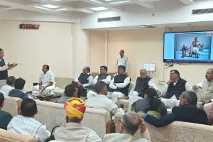 कांग्रेस विधायक दल की बैठक में सरकार को सदन में घेरने की बनी रणनीति, अशोक गहलोत भी चर्चा में हुए शामिल 