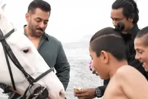 ‘मैं हूँ’ गाने में सलमान खान ने अपने खुद के सफेद घोड़े के साथ की शूटिंग : बीटीएस वीडियो में दिखाई दी दोस्ती और प्यार की झलक, गाना चार्टबस्टर में पहुंचा टॉप पर  