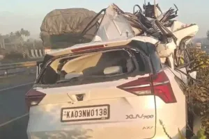 कर्नाटक में तेज रफ्तार से 7 सात लोगों की मौत : कार ने बाइक सवाकर को रौंदा, फिर कैंटर को मारी टक्कर