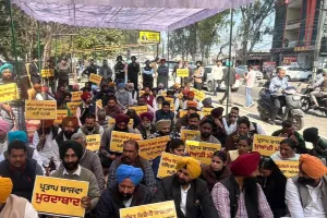 पंजाब में आम आदमी पार्टी का कांग्रेस के खिलाफ प्रदर्शन : नेताओं के खिलाफ व्यक्त किया रोष, कार्यकर्ताओं ने की सार्वजनिक माफी की मांग