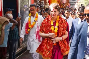 प्रियंका गांधी ने किए मां कामाख्या के दर्शन : देश के कल्याण की कामना की, भाजपा ने कहा- चुनावी मौसम के भक्त