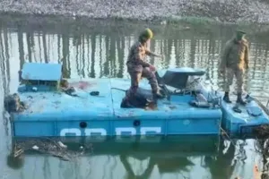 कश्मीर में चालक ने खोया नियंत्रण : नहर में गिरा सीआरपीएफ का वाहन, हादसे में 7 जवान घायल;  बाहर निकालने के लिए चलाया अभियान 