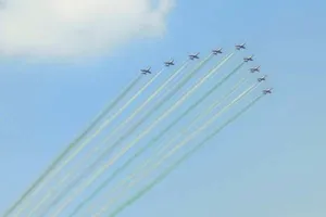 आसमान में शौर्य का महाकुंभ : ध्रुव हेलिकॉप्टरों ने बनाई डॉल्फिन, सूर्यकिरण विमानों के करतबों ने बांधा समां