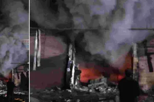 इलेक्ट्रॉनिक आइटम की दुकान में लगी भीषण आग: लाखों का सामान जलकर राख, छत से कूदकर बचाई जान