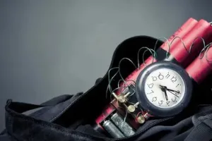 काशी विश्वनाथ की नगरी वाराणसी में कचहरी को मिली बम से उड़ाने की धमकी; आरोपी गिरफ्तार, पुलिस जांच में सामने आई चौकाने वाली वजह